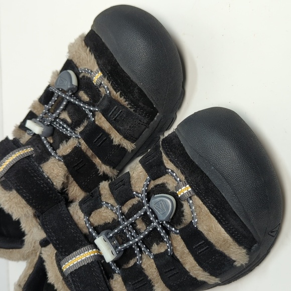 NWOT Keen big kids Newport fur TPS big fold gold shoes. Big kids size 2 EU 34 - Picture 10 of 14